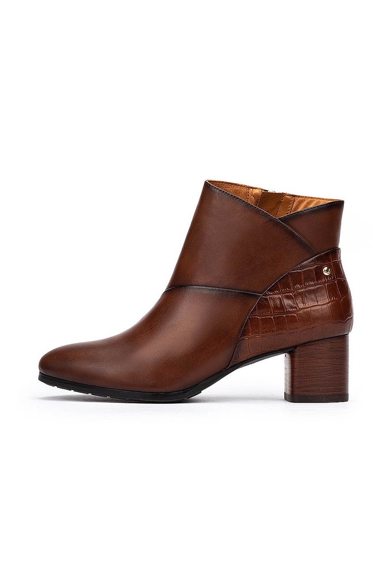 Botte de cheville en cuir marron avec un accent en motif crocodile texturé, talon bloc et une silhouette élégante. Présente un design asymétrique.