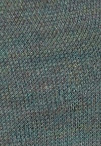 Tekstylia o strukturze dzianiny, prezentujące połączenie stonowanych odcieni zieleni i niebieskiego, z subtelnym połyskiem i gęstym splotem.