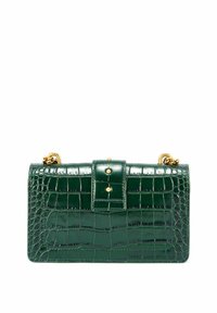 Zielona torebka z tłoczonej skóry krokodyla w prostokątnym kształcie, z złotymi akcentami, klapą złożoną na zewnątrz i ozdobnymi nitami.
