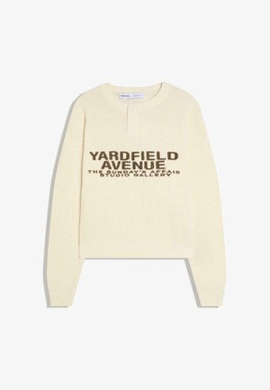 Cremefarbener, langärmeliger Strickpullover mit Dreiknopf-Henley-Kragen und braunem Text auf der Vorderseite mit der Aufschrift "YARDFIELD AVENUE THE SUNDAY'S AFFAIR STUDIO GALLERY".