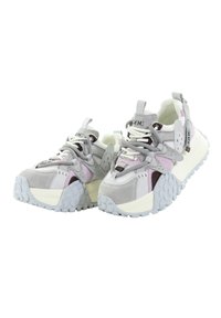 Grube sneakersy z warstwowymi panelami w odcieniach szarości, bieli i różu, grubymi, fakturowanymi podeszwami oraz pętlami do łatwego zakładania na języku i pięcie.