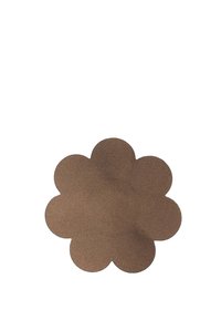 Tessuto marrone a forma di fiore con una texture liscia e bordi dei petali arrotondati, su uno sfondo bianco. Nessuna caratteristica o motivo aggiuntivo.