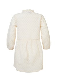 Robe blanche à manches longues en tissu léger avec des motifs floraux en œillets. Dispose d'une taille froncée et d'un col ruffle.