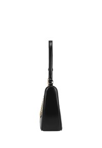 Borsa a tracolla in pelle nera dal design elegante, caratterizzata da un accento in catena dorata, forma strutturata e manico superiore singolo.