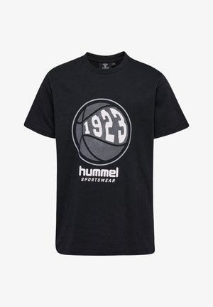 Czarny bawełniany t-shirt z grafiką koszykówki z numerem "1923" w białym kolorze, a poniżej tekst "hummel SPORTSWEAR" również w białym.