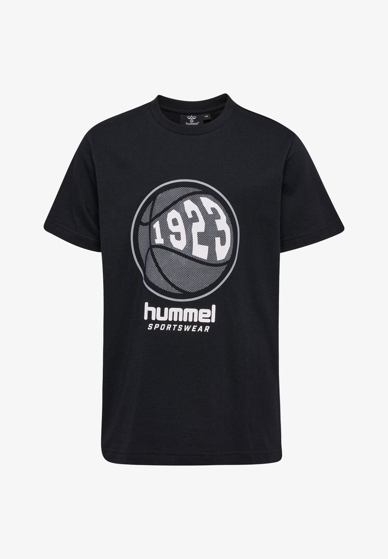 Sort bomuld t-shirt med et basketball-grafik og nummeret "1923" i hvid, samt teksten "hummel SPORTSWEAR" nedenfor i hvid.