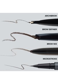 Quatre crayons de maquillage pour sourcils avec différentes pointes, chacun dessinant des traits fins à épais correspondant, étiquetés Archibrow, Brow Definer, Brow Wiz et Microstroke.