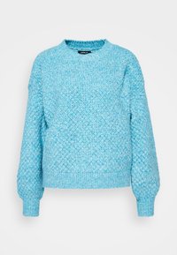 Ljusblått stickat tröja med rund halsringning, ballongärmar och ribbade manschetter. Texturerat mönster genom hela tyget.