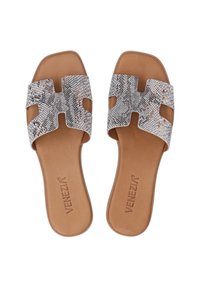 Flade sandaler med en lysebrun lædersål og en struktureret grå og hvid slangeprintrem med udskæringer.