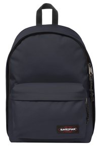 Sac à dos Eastpak bleu marine fabriqué en tissu durable, avec un design arrondi, une poche zippée à l'avant et une poignée de transport en haut.