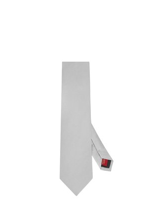 Prosty jasnoszary krawat położony na płasko z widoczną czerwoną i czarną metką marki na tylnej pętli.