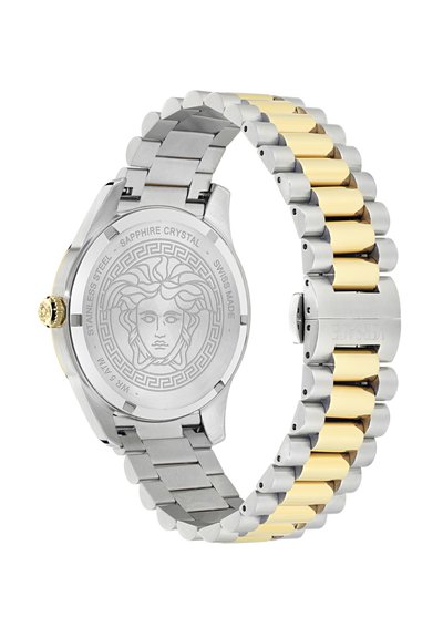 Montre en acier inoxydable argent et or, de forme hexagonale, avec un cristal en saphir, gravure de la Méduse au dos et un design de bracelet à maillons.