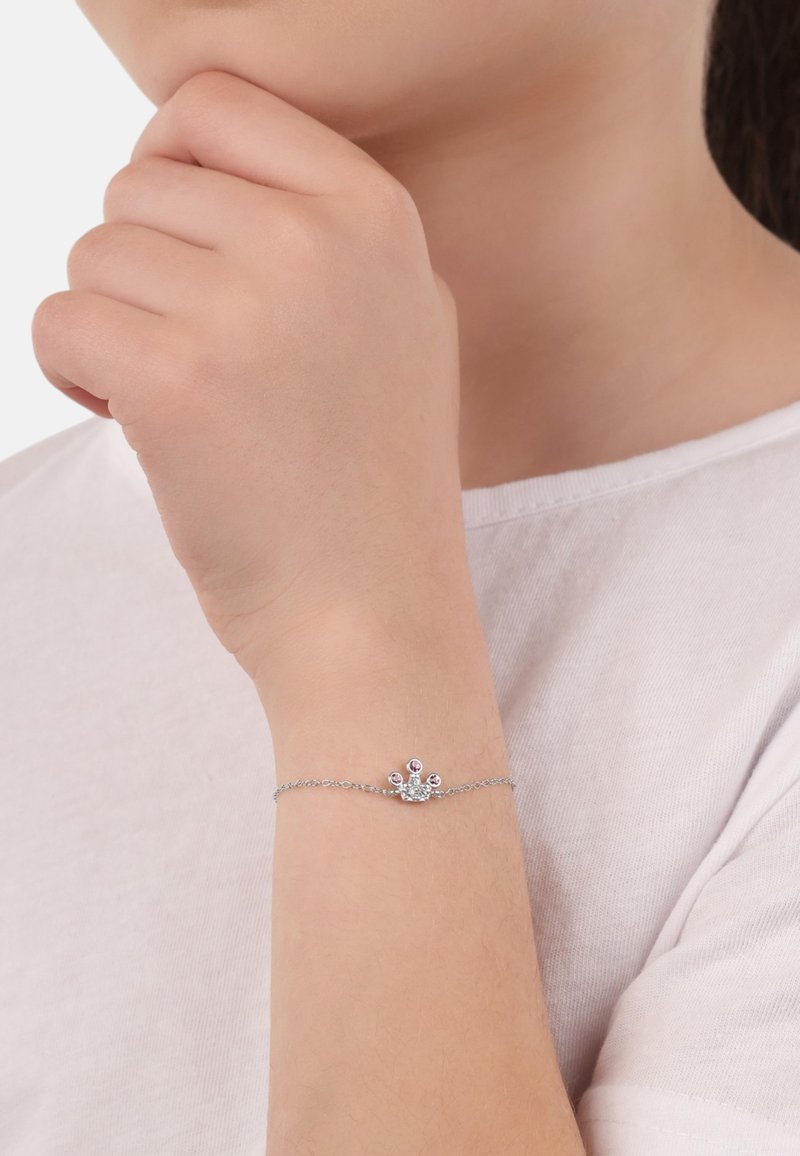 Pulsera de cadena de plata con una piedra preciosa clara central y tres piedras de acento rosa, con un diseño delicado y minimalista.