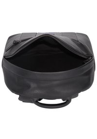 Mustat nahkainen reppu, jossa on sileä pinta, vetoketjulla suljettava yläosa ja kapea kahva takana. Sisätila on tumma ja tilava.