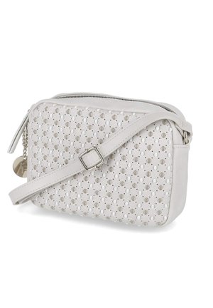 Sac bandoulière blanc avec motif circulaire perforé, sangle réglable avec boucle, fermeture éclair et petit charm métallique rond sur chaîne.