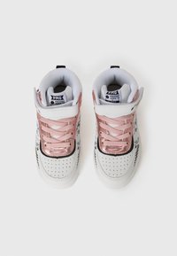 Baskets montantes blanches avec des accents métalliques roses, une boîte à orteils perforée et des détails noirs. Conçues avec un col rembourré et des lacets.