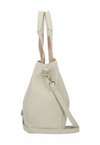 Beige Ledertasche mit texturierter Oberfläche, ausgestattet mit einem einzelnen Trageriemen und silbernen Beschlägen. Verjüngte Form mit offenem oberen Bereich.