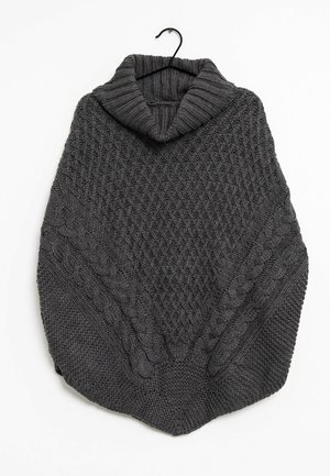 Dunkelgrauer gestrickter Poncho mit geripptem Rollkragen, Diamant- und Zopfmuster, angezeigt auf einem schwarzen Kleiderbügel vor weißem Hintergrund.