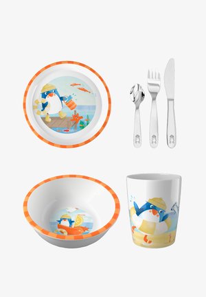 Kindertafelgerei set met een bord, kom, beker en bestek met kleurrijke pinguïnillustraties. Helder oranje accenten met speelse ontwerpen.