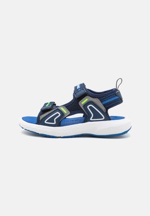Mørkeblå sandal med mesh-overdel, justerbare stropper, hvid sål og blå detaljer. Teksturert fodseng for greb og komfort. Letvægtsdesign.