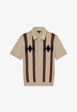 Bézs rövid ujjú kötött ing barna függőleges csíkokkal, fekete gyémánt mintákkal, hegyes gallérral és arany gombokkal az elején.