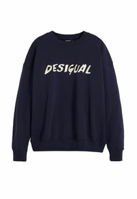 Sudadera azul marino con cuello redondo, hombros caídos y el logotipo "DESIGUAL" en letras gruesas, texturizadas y de color crema en la parte delantera.