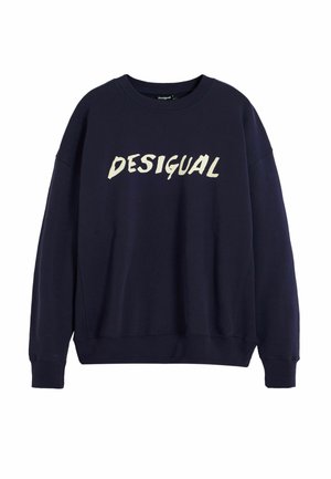 Felpa blu navy con colletto rotondo, spalle cadenti e logo "DESIGUAL" in lettere grasse, beige e testurizzate sulla parte anteriore.