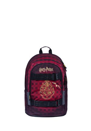 Bordeaux-rote und schwarze Harry Potter Tasche mit Hogwarts-Wappen, Design des goldenen Schnatzes, zwei schwarzen Trägern, einem oberen Griff und vorderen Reißverschlusstaschen.