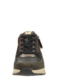Baskets marron et noires avec une semelle en caoutchouc robuste, en suède texturé, des accents en cuir, des détails métalliques dorés et des lacets noirs plats.