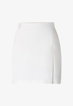 Bela mini krilo z visokim pasom, z razporkom na strani in zankami za pas, izdelano iz gladkega blaga, predstavljeno na enobarvni belem ozadju.