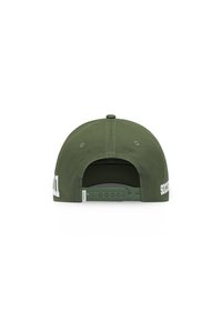 Grønn bomullslue med buet skjerm, snapback-lukking, og hvit brodert tekst på siden. Glatt tekstur, ensfarget design.