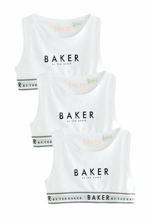 Tre hvide crop tops lavet af blødt stof, med et sort "BAKER" logo og et stribet bånd i sort og grå forneden.