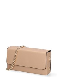 Beige rechthoekige handtas met een gladde afwerking, zwarte accenten en een gouden kettingriem. Voorzien van een klep sluiting en metalen accenten.