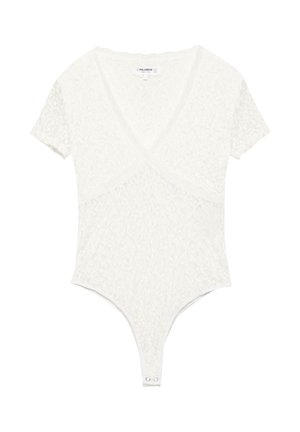 Biały koronkowy body z krótkim rękawem, dekoltem w serek i zatrzaskami w kroku, z teksturowanym kwiatowym wzorem na całej powierzchni.