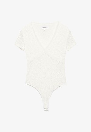 Fehér csipkés rövid ujjú body V-nyakkivágással és patentos záródással az ágyéknál, egész felületen texturált virágmintával.