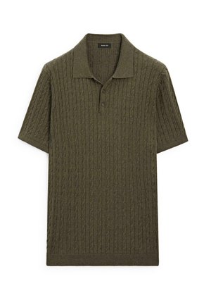 Polo shirt en tricot à manches courtes de couleur olive, présentant un motif en relief texturé et un col classique avec deux boutons.