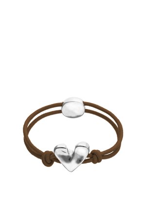 Braccialetto a doppio cordoncino marrone con ciondolo a forma di cuore argentato lucido e una perla ovale liscia come chiusura.