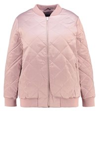 Chaqueta acolchada de color rosa claro con cremallera frontal, cuello y puños acanalados. Textura de tela suave, con patrones de diamante y bolsillos laterales.