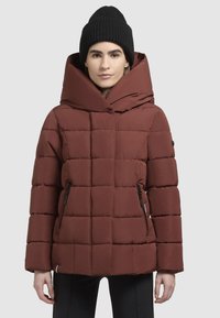 Padded mahagonifarbenes Jacket mit großer Kapuze, vertikalem Steppdesign und seitlichen Reißverschlüssen. Der Stoff wirkt glatt mit matter Oberfläche. Schwarze Mütze.