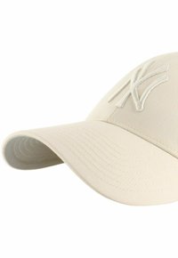 Beige színű baseball sapka strukturált kialakítással, melynek elülső részén textúrázott panel és hímzett logó található.