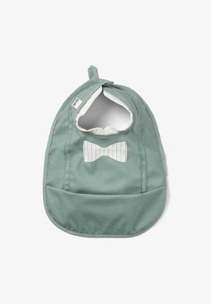 Vihreä vesitiivis etumekko, jossa on pyöristetty pääntie ja valkoinen solmio-ommel. Mukana pohjassa tasku roiskeiden keräämistä varten.