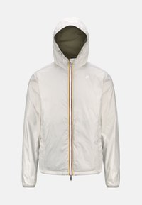 Giacca leggera con cappuccio in nylon bianco sporco, dalla texture liscia, con zip arancione e nera e un interno verde a contrasto.