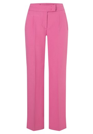 Pantalons taillés roses avec une jambe droite, dotés d'une large ceinture, de plis pleins à l'avant et de poches latérales pour un design structuré.