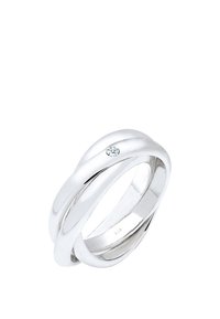 Två sammanlänkade band av polerat silver bildar en slät, vriden design, med en enda liten diamantdetalj på det ena bandet.
