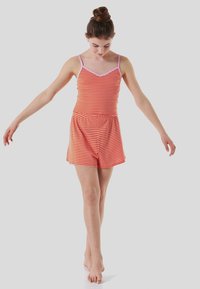 Combinaison sans manches rayée orange et rose avec un décolleté en V et une taille élastique, présentant des shorts et une coupe décontractée.