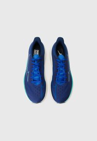 Blauwe sportchoenen met een mesh bovenwerk, contrasterende veters en een witte tussenzool, met perforaties voor ventilatie en een slank ontwerp.
