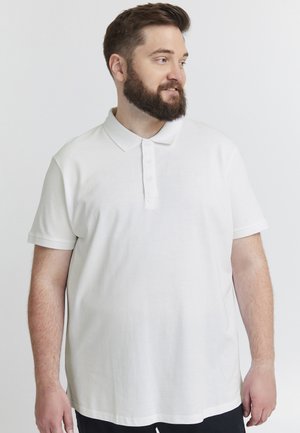 Weißes Polohemd aus Baumwollstoff, mit Kragen, Knopfverschluss mit drei Knöpfen und kurzen Ärmeln. Sanfte Textur und lockere Passform.