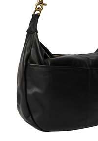 Borsa a tracolla nera in pelle con una texture liscia, forma arrotondata, cuciture visibili e un fermaglio in metallo dorato sulla tracolla.