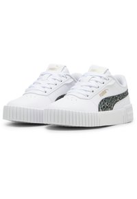 Sneaker bianchi con una striscia laterale grigio scuro a trama e logo dorato. Presenta punta rotonda, collare imbottito e suola sagomata.