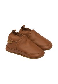 Bottines pour bébé en cuir marron avec une texture douce, dotées d'un design à enfiler, d'un bout arrondi et d'une semelle en daim douce pour le confort.